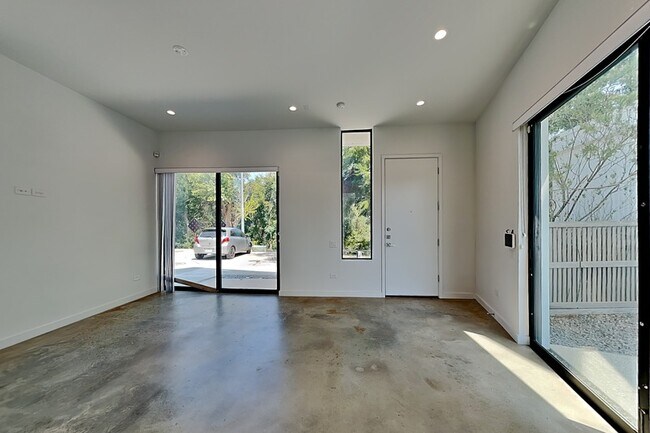 Building Photo - 904 Blackland Ct