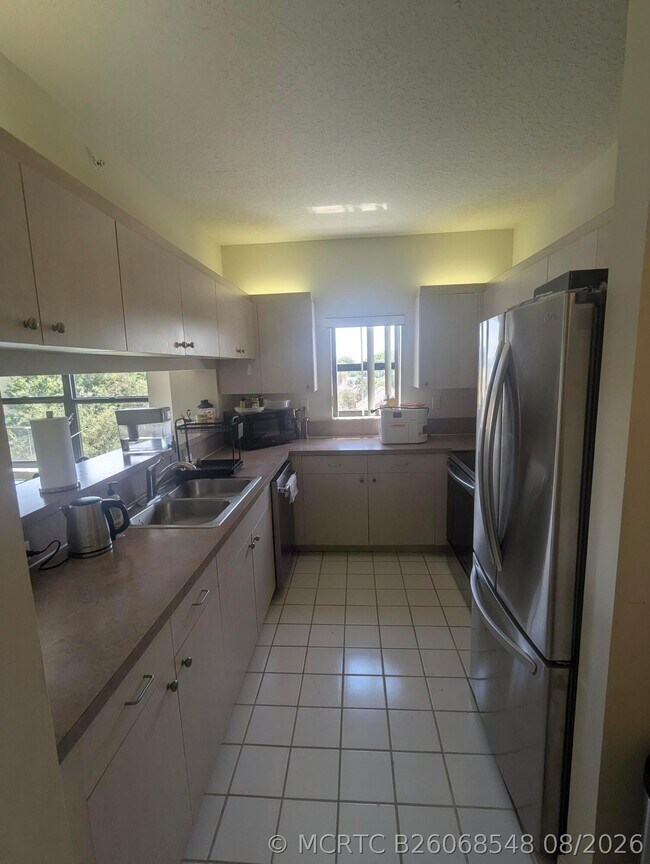 Building Photo - 200 Uno Lago Dr