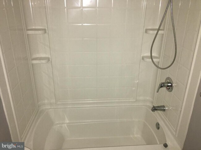 Foto del edificio - 3556 Woodhaven Rd