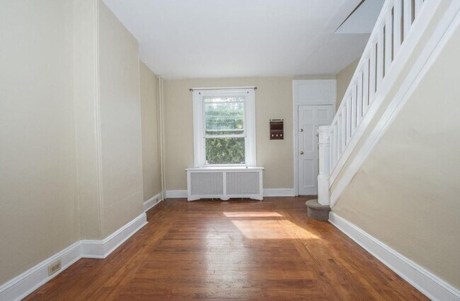 Building Photo - Incredible 4-Bedroom Townhouse in Roxborou...