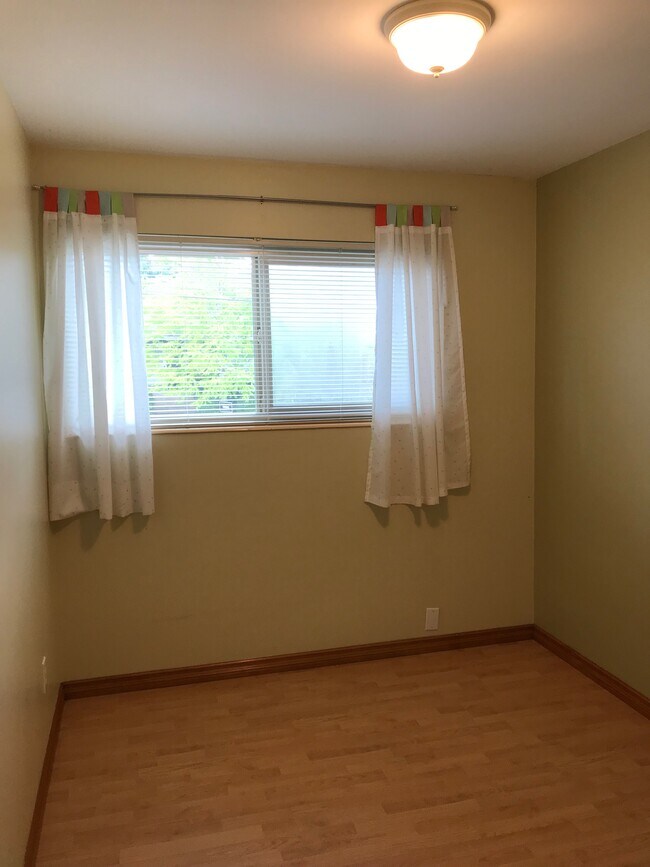 Foto del edificio - 2117 Nob Hill Ave N