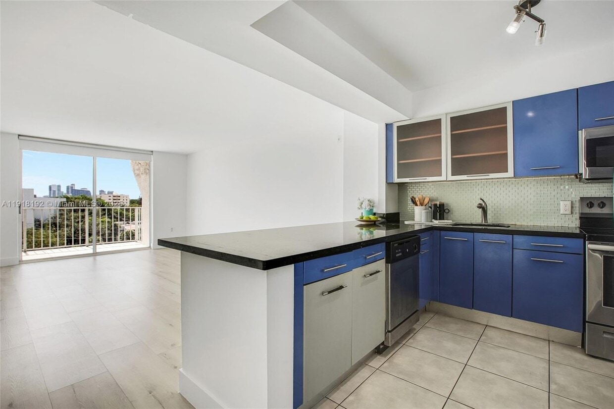 Foto principal - 650 NE 64th St