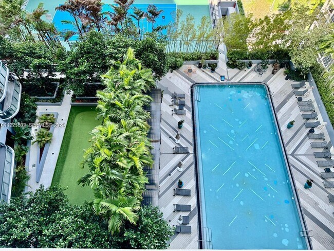 Foto del edificio - 121 NE 34th St