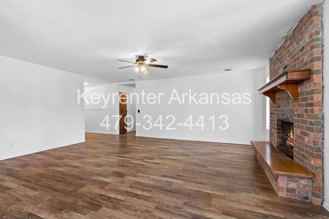 Building Photo - Beautiful Home in Springdale with Sunroom!
