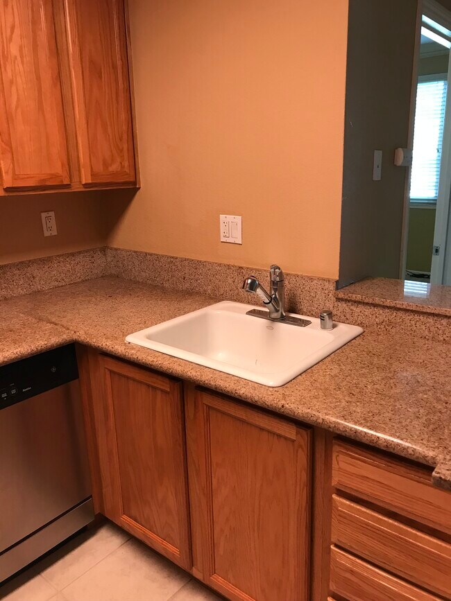 Granite Counter Top - 417 Tyler Plz