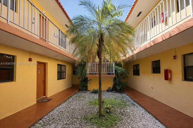 Foto del edificio - 3522 NE 166th St