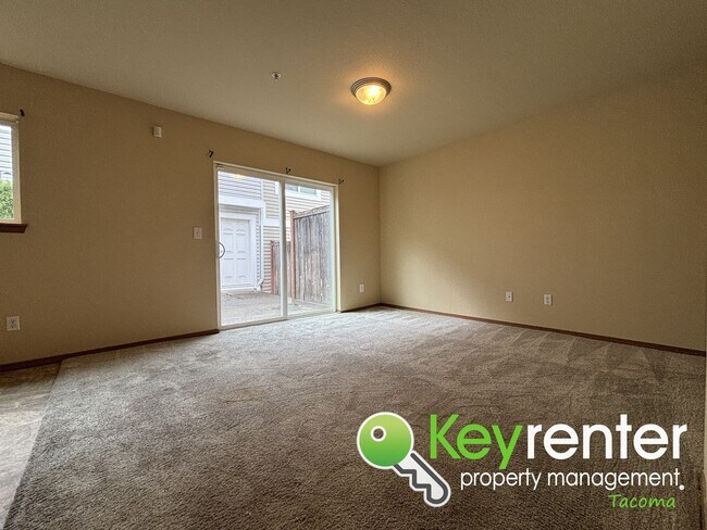 Building Photo - Modern Comfort Meets Great Location in Thi...