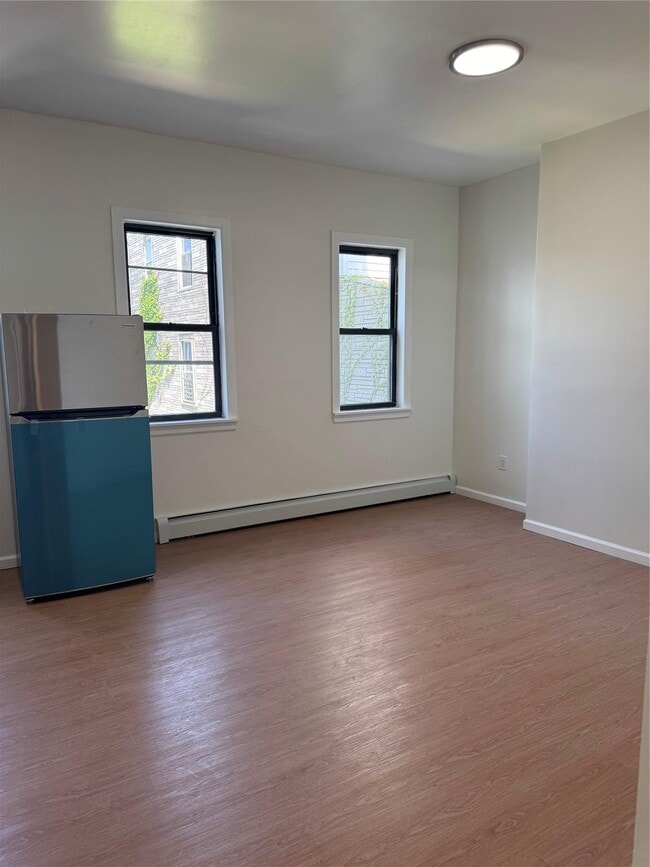 Building Photo - 56-07-56-39 39th Ave