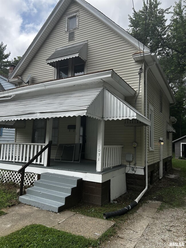 Building Photo - 1031 E Behrends Ave