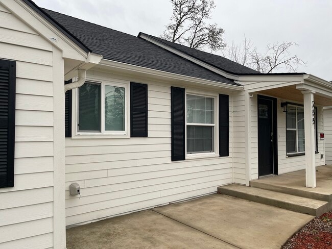 Building Photo - 255 Southview Pl S