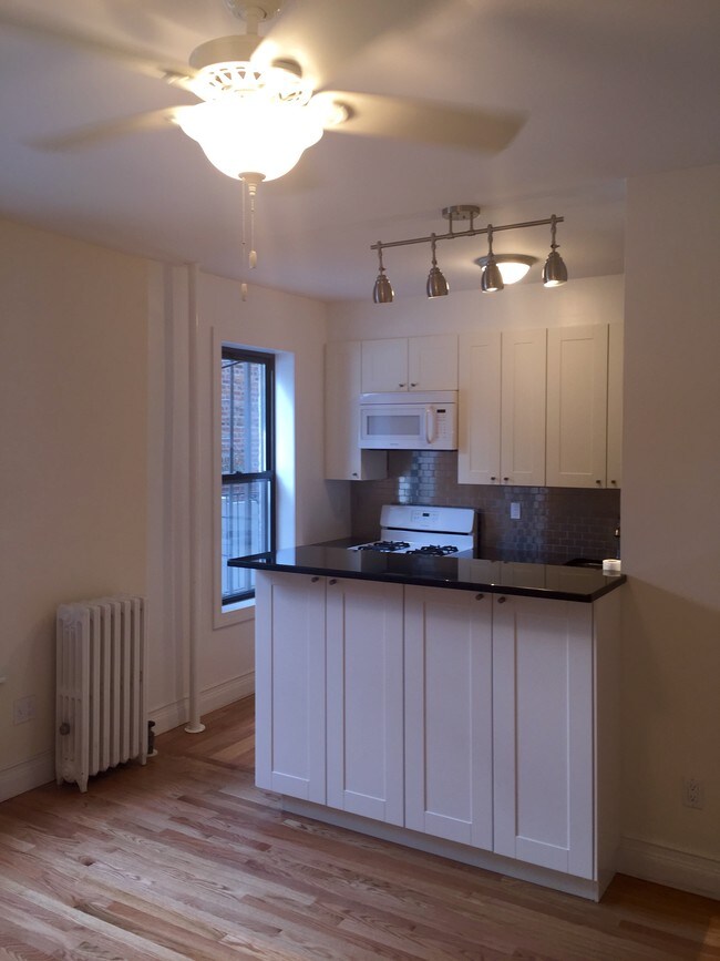 Building Photo - 233 E 2nd St