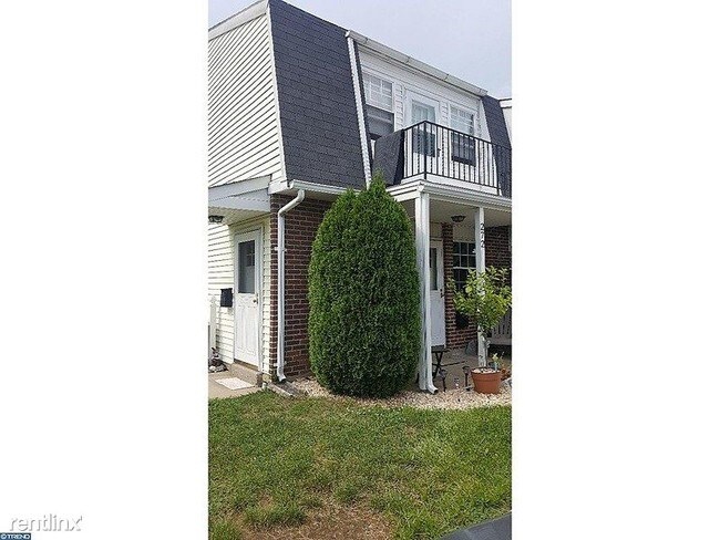Building Photo - 2 br, 1 bath Townhome - 271 Washington Square