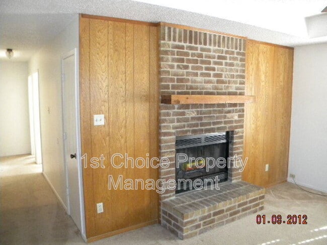 Building Photo - 996 Meadow Cir S