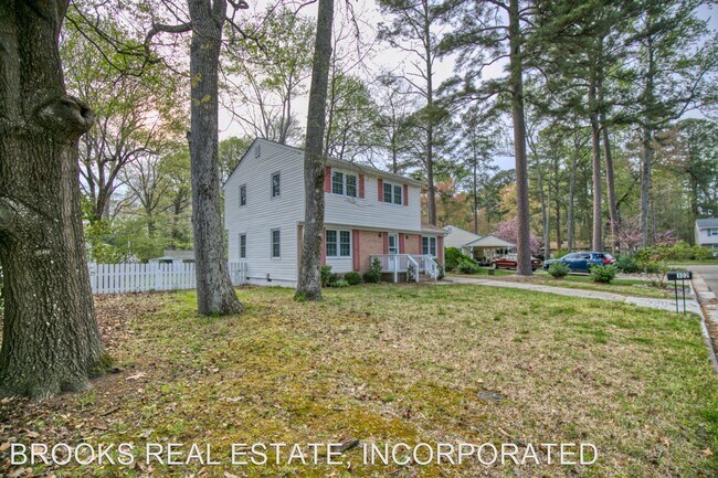 Building Photo - 4 br, 1.5 bath House - 102 Queen Mary Court
