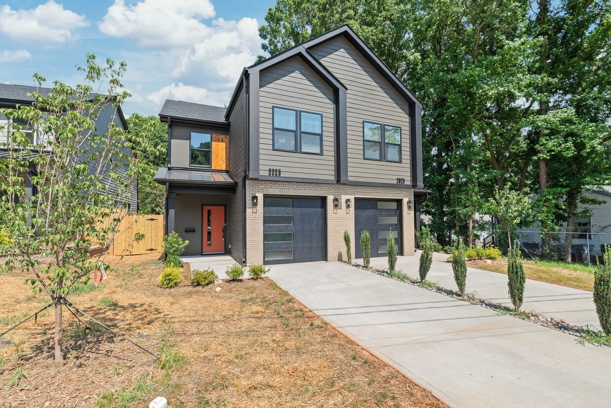 Primary Photo - Move-in Ready Modern Townhome!!