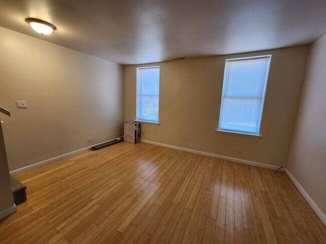 Foto del edificio - BEAUTIFUL, SPACIOUS 3 BEDROOM CENTRAL LOCA...