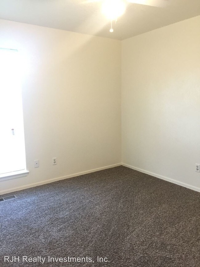Building Photo - 211 Skylark Ct