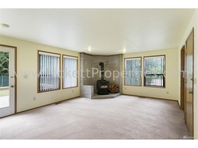 Building Photo - 4000 NE Ellen Ln