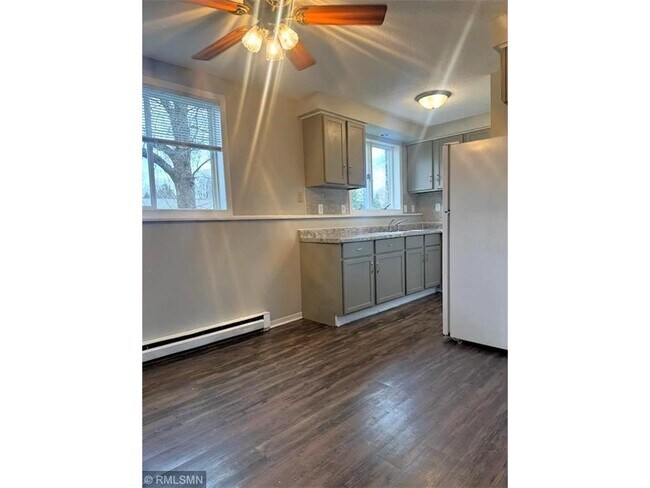 Foto del edificio - 880 E 6th St