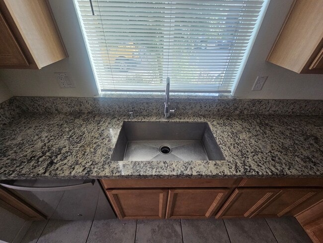 Building Photo - LOCATION, LOCATION, LOCATION 2 bedrooms an...
