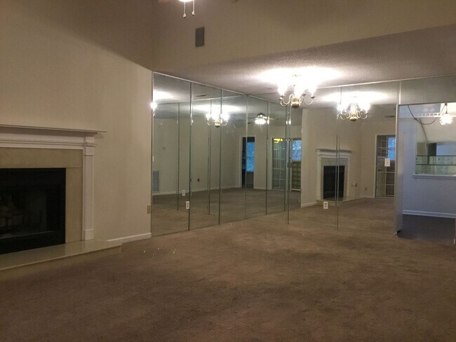 Building Photo - Located in Hunters Chase - 2 BR/2 BA w/ Fireplace, Office, & Landry Room ***MOVE-IN SPECIAL****