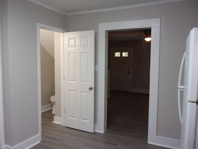 Building Photo - Renovated 2 Bedroom 1 1/2 Bath Townhome - ...