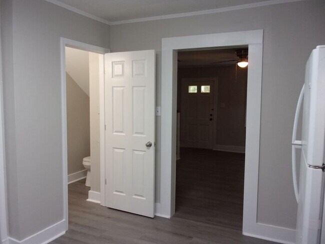 Foto del edificio - Renovated 2 Bedroom 1 1/2 Bath Townhome - ...