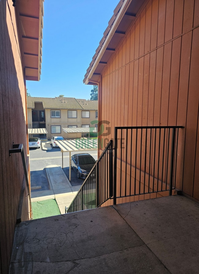 Foto del edificio - 495 Cherry Ln