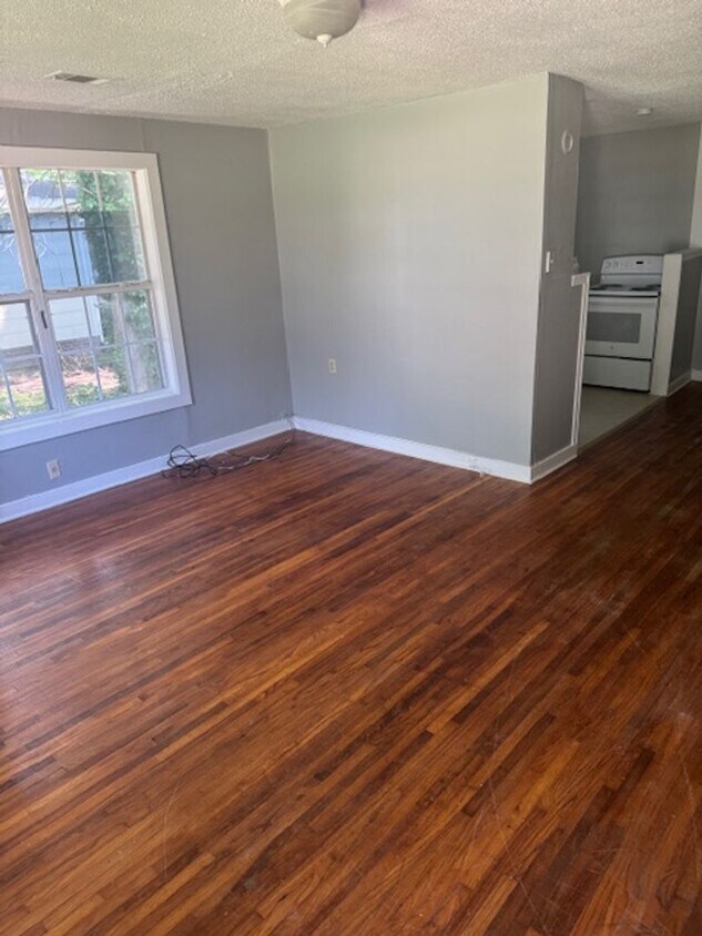 Building Photo - Renovated 1 Bedroom 1 Bath Unit for Rent!