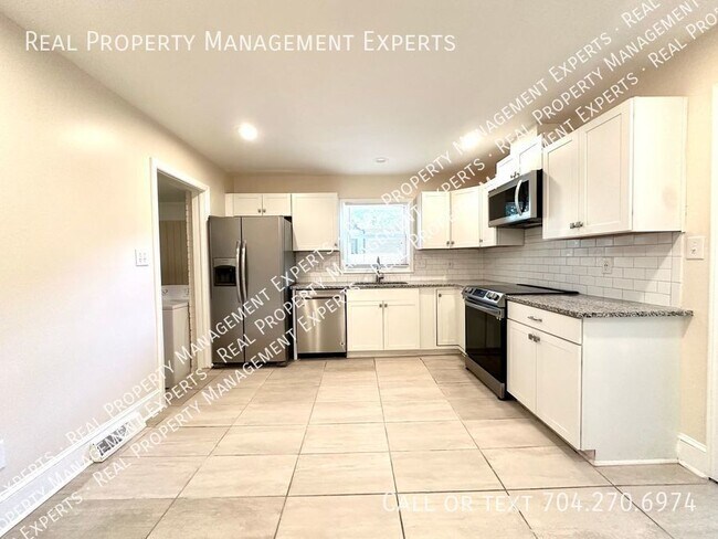 Building Photo - Charming 3BR/2BR Home in Charlotte!