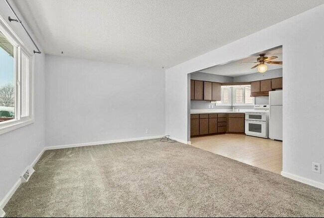 Sala de estar / Cocina - 1417 Starview Dr