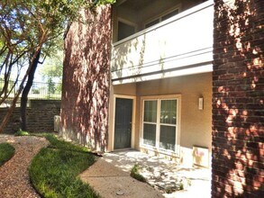 Building Photo - 8601 Park Ln