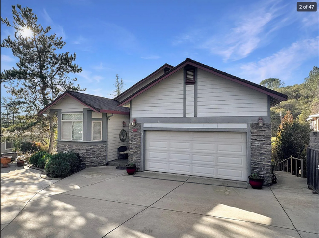 Building Photo - 23158 Lone Pine Dr