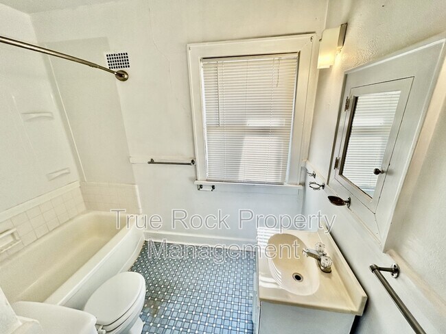 Foto del edificio - 1030 E 8th St
