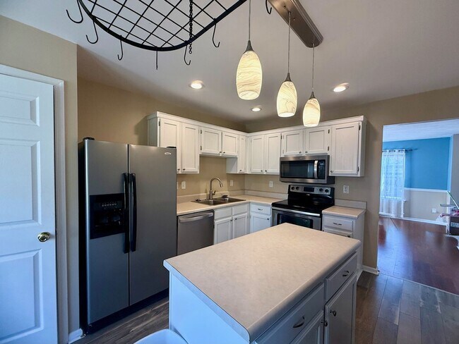Foto del edificio - Beautiful 4 Bedroom Home for Rent – Pet Fr...