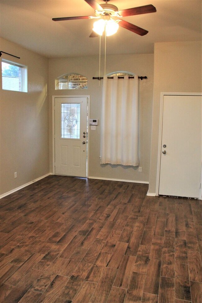 Foto del edificio - Beautiful Home in Twin Mills close to Bail...