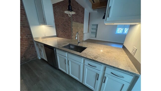 Building Photo - Beautiful 1 bed 1 bath plus den