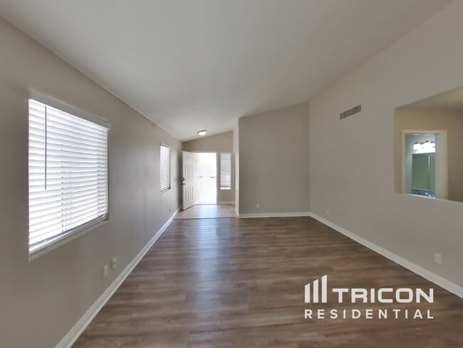 Foto del edificio - 2704 Purple Root Dr