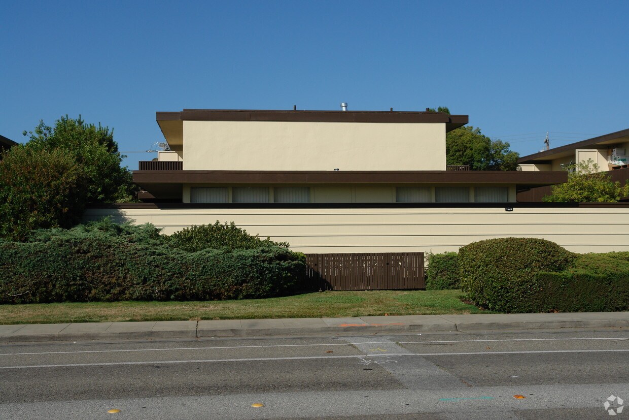 Building Photo - 1520 S Claremont St