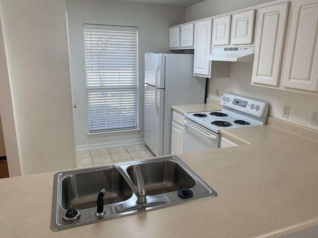 Building Photo - 5 6th Ave