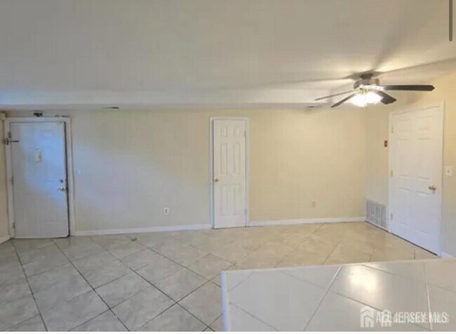 Building Photo - 334 College Dr