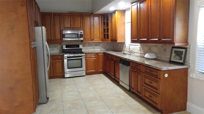 Building Photo - 613 Baywood Dr
