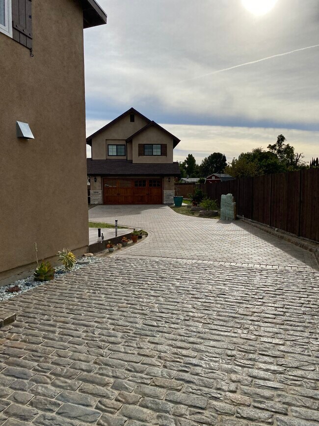 Building Photo - 3037 Heather Dr