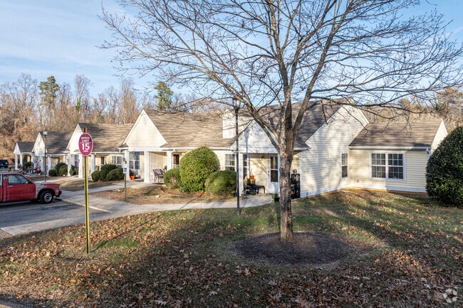 Foto del edificio - Norcroft Townhomes-55 and older