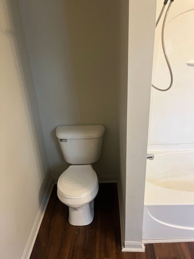 Building Photo - $1025 - 3 bed 1 bath - Single Family Home