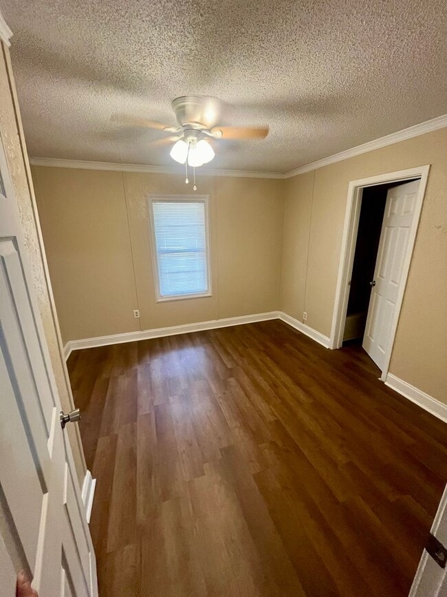 Building Photo - 3 Bed/1 Bath Home