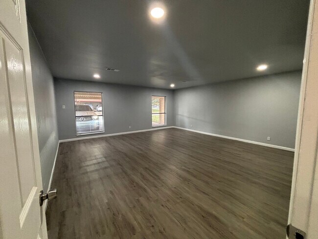 Foto del edificio - 1212 N Creek Dr