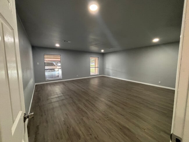 Photo - 1212 N Creek Dr House