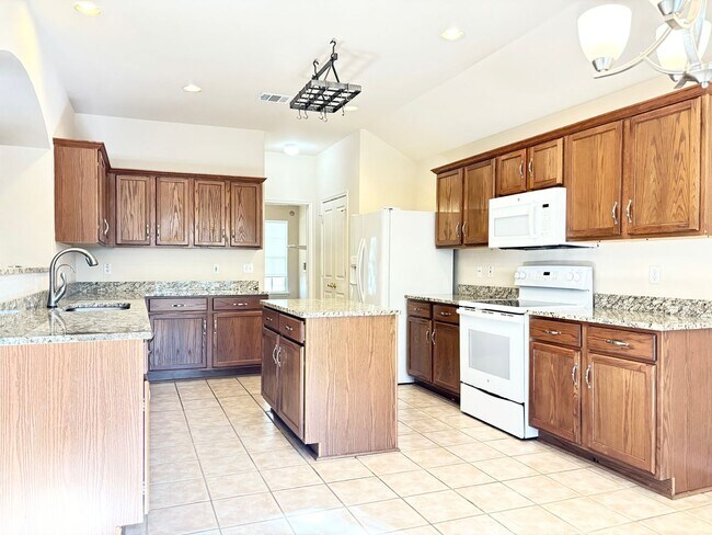 Foto del edificio - Spacious 4-Bedroom Gem Near Randolph AFB w...