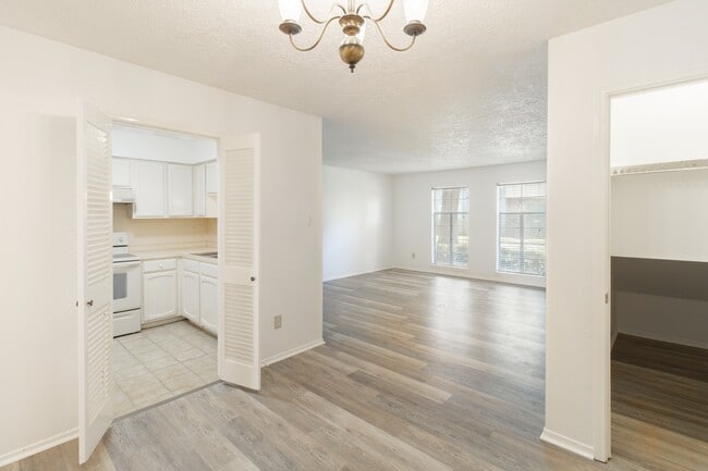 Building Photo - 429 N Post Oak Ln
